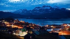 Die Sonne geht unter in Tasiilaq, Grönland. 16. August 2019.
