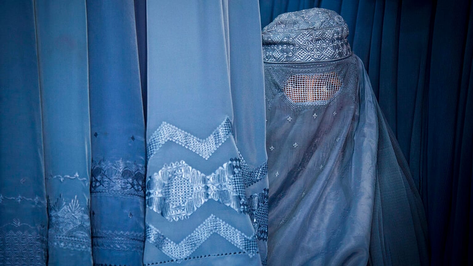 امرأة أفغانية في متجر في مدينة كابول القديمة بأفغانستان، الخميس 11 أبريل / نيسان 2013 