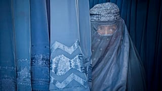 امرأة أفغانية في متجر في مدينة كابول القديمة بأفغانستان، الخميس 11 أبريل / نيسان 2013 
