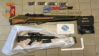 Италия: у антипрививочников конфисковали ножи и огнестрельное оружие 