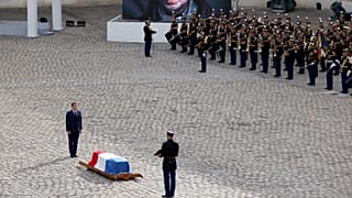 الرئيس الفرنسي أمام جثمان بلموندو