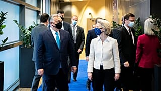  Orbán Viktor miniszterelnök (b) és Ursula von der Leyen, az Európai Bizottság elnökének (j) találkozója az Európai Bizottság épületében Brüsszelben 2021. április 23-án