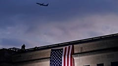 Foto de archivo: un avión despega del Aeropuerto Nacional Reagan de Washington mientras se despliega una gran bandera estadounidense en el Pentágono. 