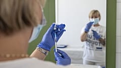 Előkészítik a Pfizer vakcina harmadik adagját a hatvani Albert Schweitzer Kórház-Rendelőintézet oltópontján
