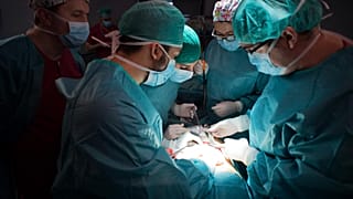 يقوم الجراح ماريو ألفاريز مايسترو (يمين) ومعاونيه بإجراء عملية زرع كلى للمريض خوان بينيتو درويت في مستشفى لاباز في مدريد، إسبانيا، 28 فبراير 2017