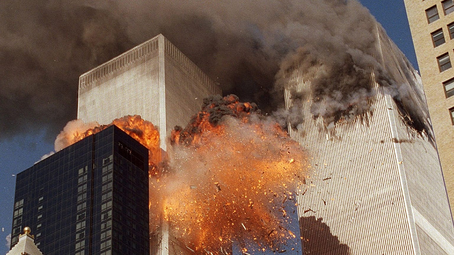 Explosion provoquée dans la tour sud du World Trade Center par le vol AA175 qui vient de la percuter, alors que la tour nord avait déjà été frappée par un autre avion de ligne