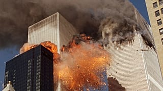 Explosion provoquée dans la tour sud du World Trade Center par le vol AA175 qui vient de la percuter, alors que la tour nord avait déjà été frappée par un autre avion de ligne