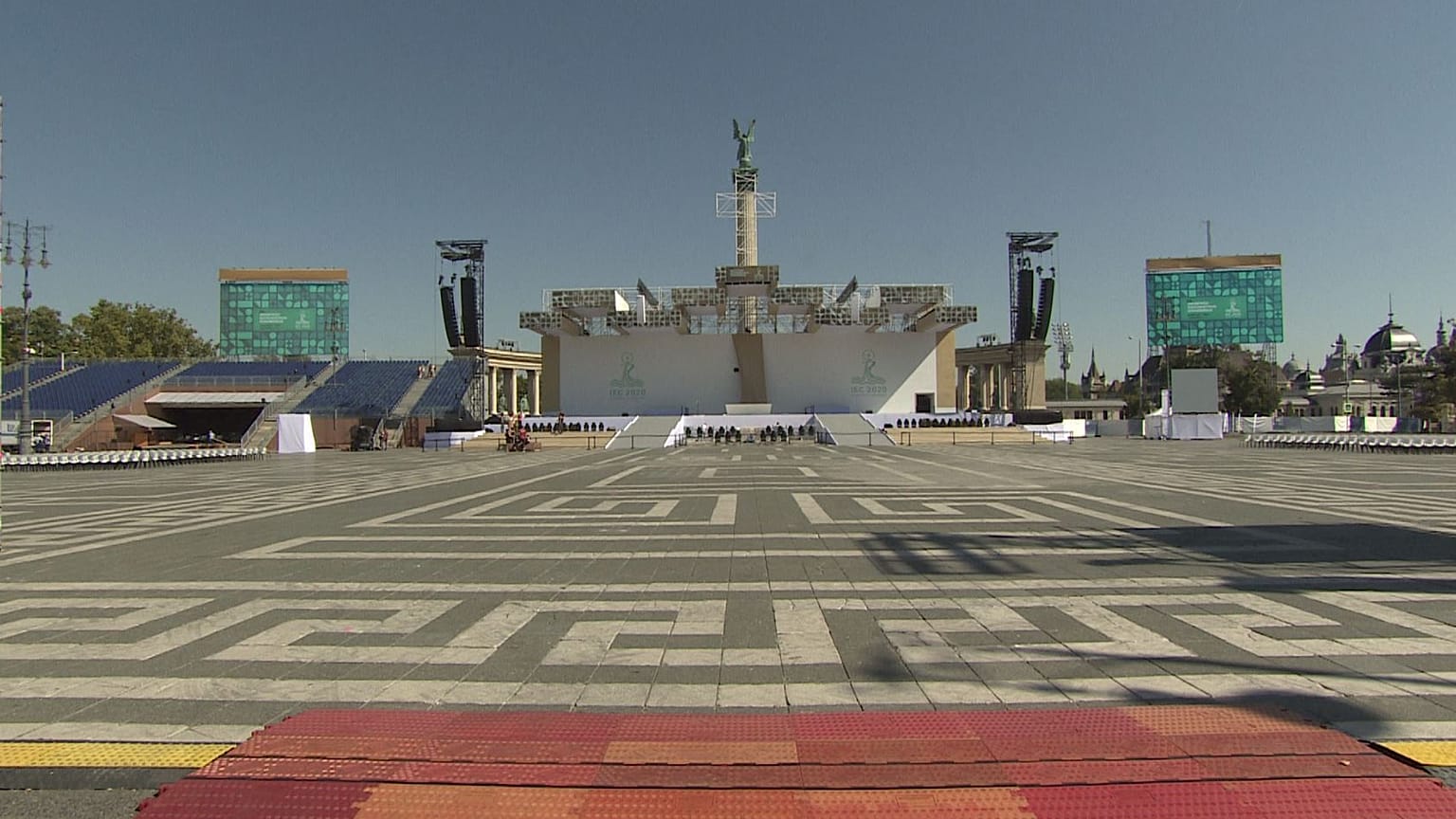 A Hősök terén vasárnap 11: 30-kor kezdődik az ünepi zárómise Ferenc pápával