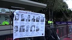 Un cartel muestra las fotografías de los 11 fallecidos en Colombia el 9 de septiembre de 2020 en las protestas contra la violencia policial