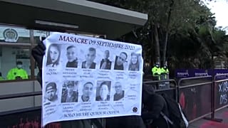 Un cartel muestra las fotografías de los 11 fallecidos en Colombia el 9 de septiembre de 2020 en las protestas contra la violencia policial