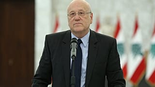  رئيس الوزراء اللبناني المكلف، نجيب ميقاتي، في مؤتمر صحفي عقب لقائه بالرئيس ميشال عون في القصر الرئاسي في بعبدا، في 16 أغسطس/آب 2021