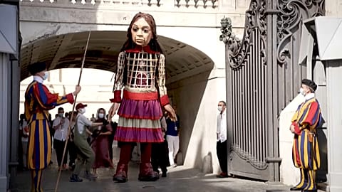 Une marionnette géante au Vatican