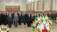 زعيم كوريا الشمالية كيم جونغ أون وزوجته ري سول جو، يزوران قصر كومسوسان للشمس بمناسبة الذكرى 73 لتأسيس الأمة في بيونغ يانغ - كوريا الشمالية.