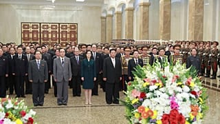 زعيم كوريا الشمالية كيم جونغ أون وزوجته ري سول جو، يزوران قصر كومسوسان للشمس بمناسبة الذكرى 73 لتأسيس الأمة في بيونغ يانغ - كوريا الشمالية.