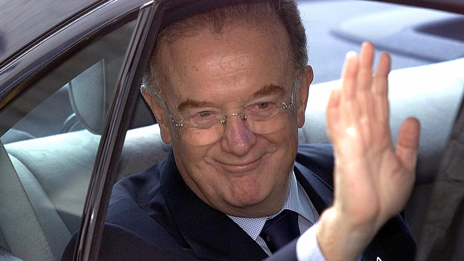 Jorge Sampaio waves as he arrives at the opening session of the XI Ibero-American Summit in 2001.