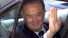 Jorge Sampaio waves as he arrives at the opening session of the XI Ibero-American Summit in 2001.