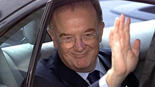 Jorge Sampaio waves as he arrives at the opening session of the XI Ibero-American Summit in 2001.
