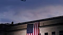 Ein Flugzeug über dem Pentagon in Washington. AP Archiv