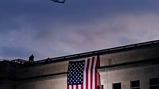 Ein Flugzeug über dem Pentagon in Washington. AP Archiv
