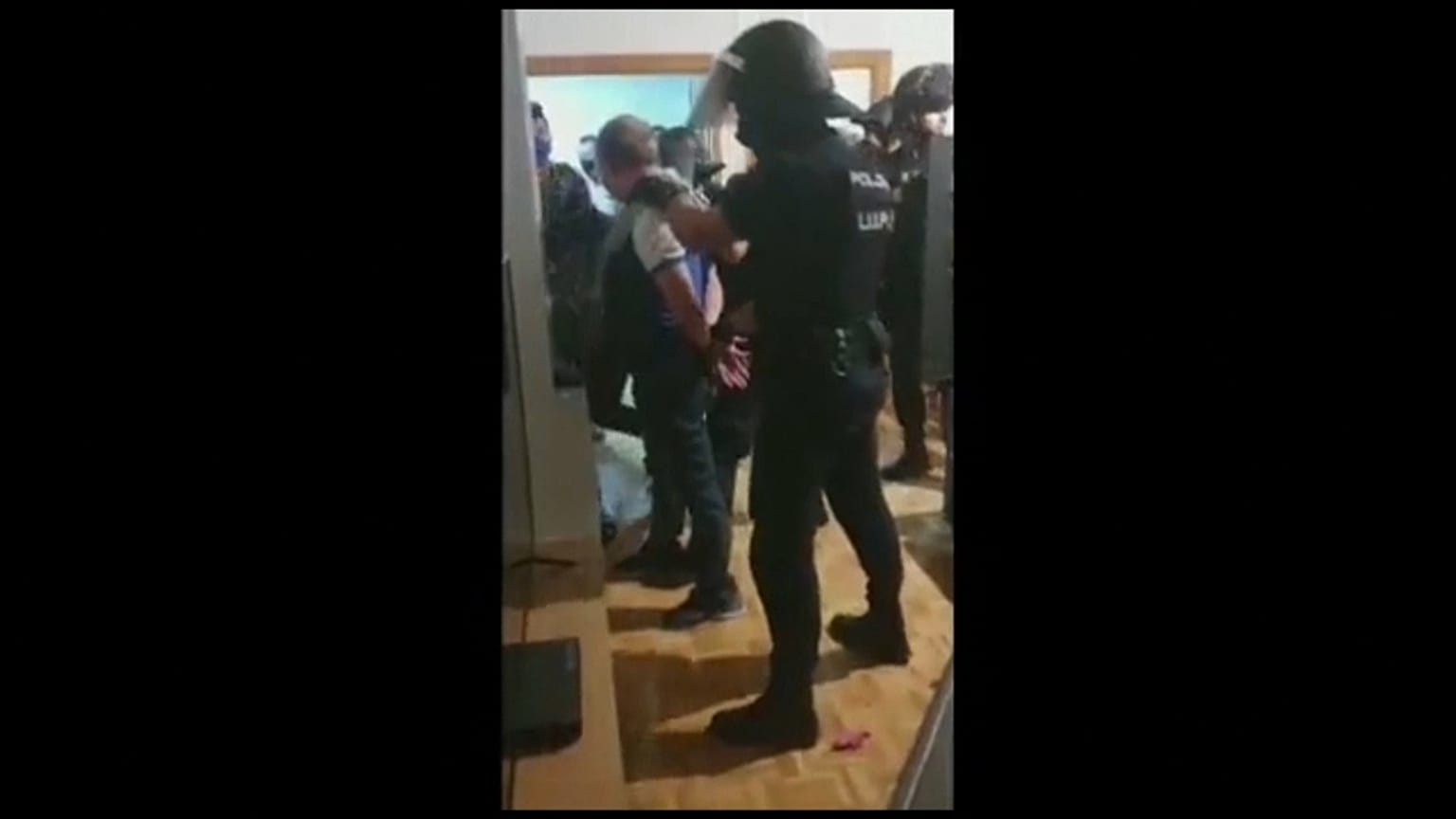La Policía Nacional española deteniendo al exgeneral chavista Hugo Armando Carvajal Barrios   