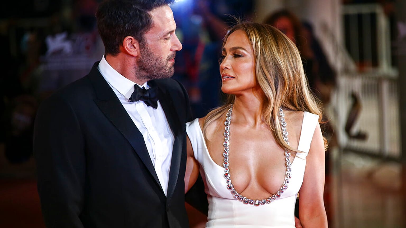 Ben Affleck y Jennnifer López en la alfombra roja de la Mostra de Venecia