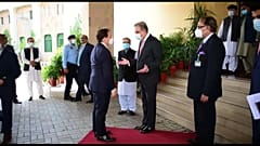 Los ministros de Exteriores de España José Manuel Albares y de Pakistán Shah Mahmood Quresh 