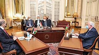 Mısır Dışişleri Bakanı Sameh Shoukry'nin (ortada) mevkidaşları Ürdün Bakanı Ayman Safadi (solda) ve Filistin Bakanı Riyad al-Maliki (sağda)