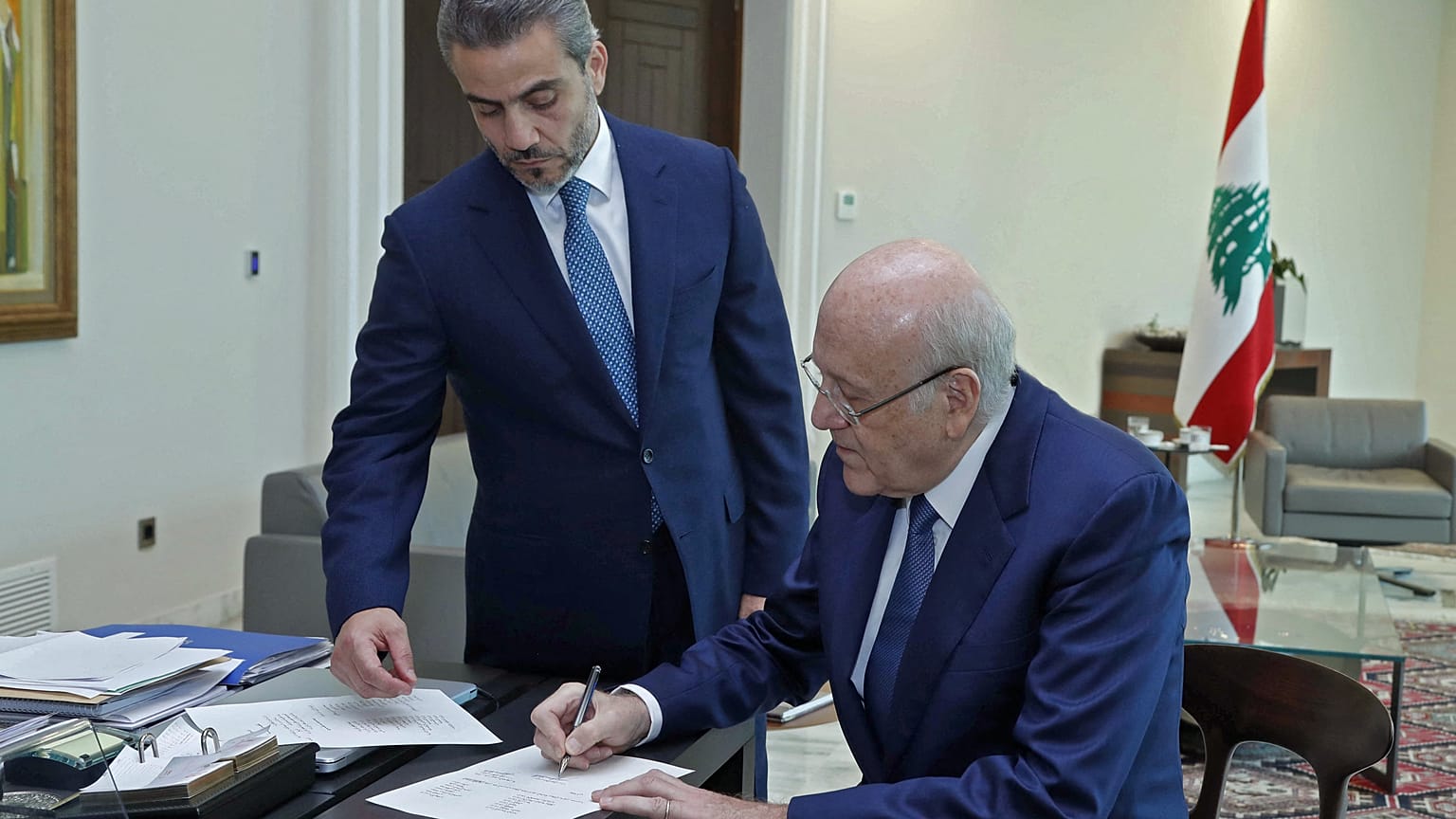رئيس الوزراء المكلف نجيب ميقاتي يوقع مرسوم تشكيل حكومة لبنانية جديدة.