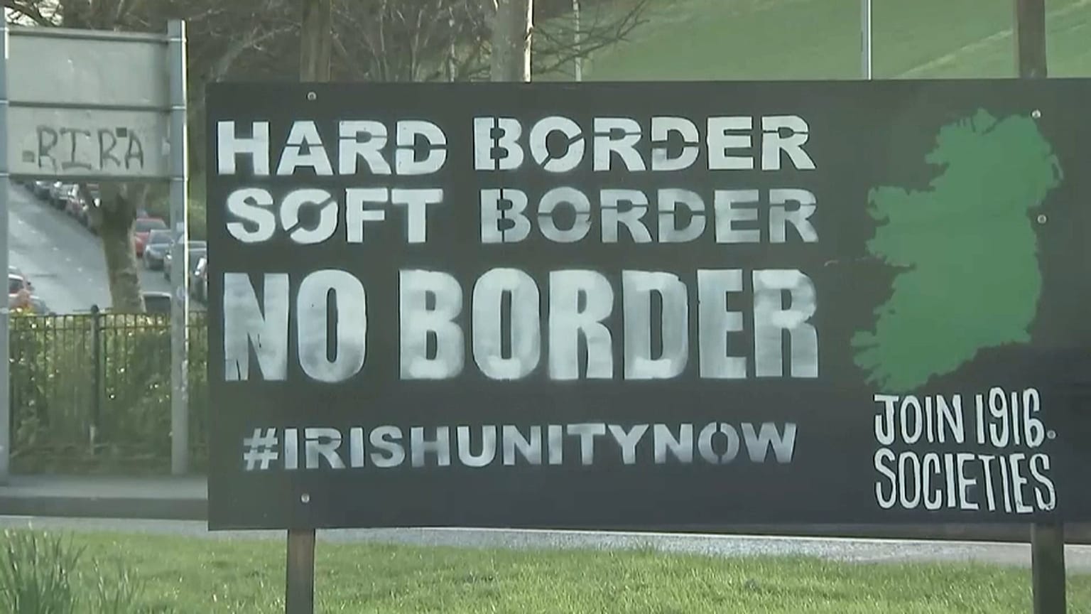 Un panneau entre les deux Irlandes