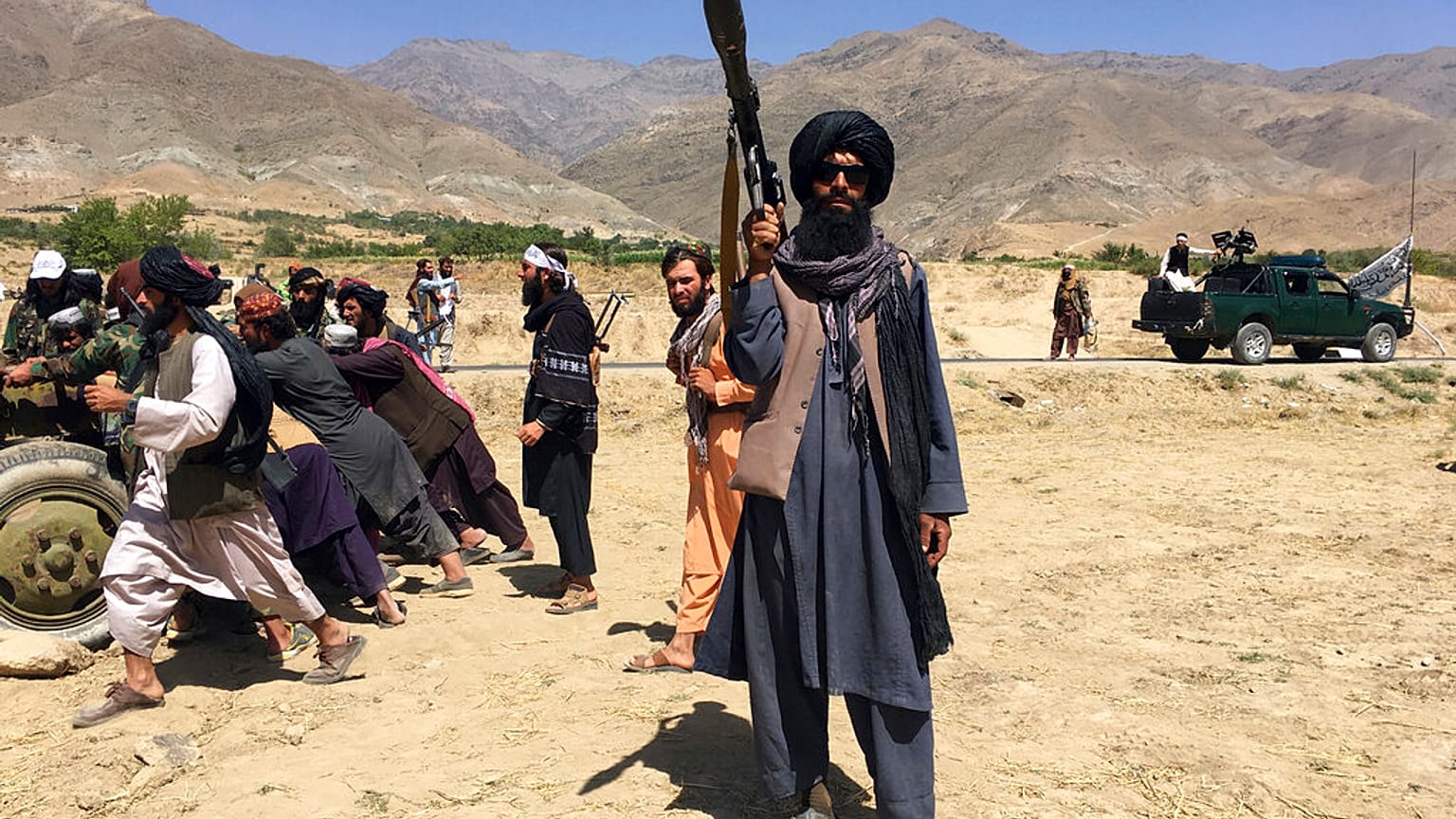 Pencşir eyaletinde kontrolü ele geçiren Taliban üyesi bir militan.