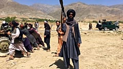 Pencşir eyaletinde kontrolü ele geçiren Taliban üyesi bir militan.