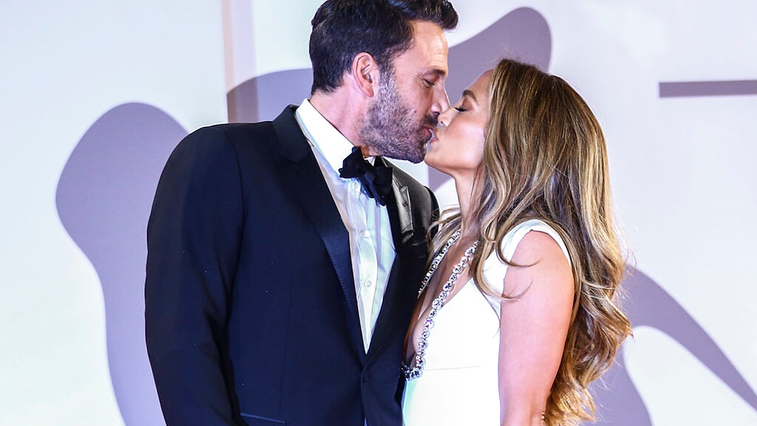 Ben Affleck y Jennifer López se dan un beso en la alfombra roja de Venecia