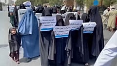 Afghanistan: 300 vollverschleierte Frauen demonstrieren für Taliban