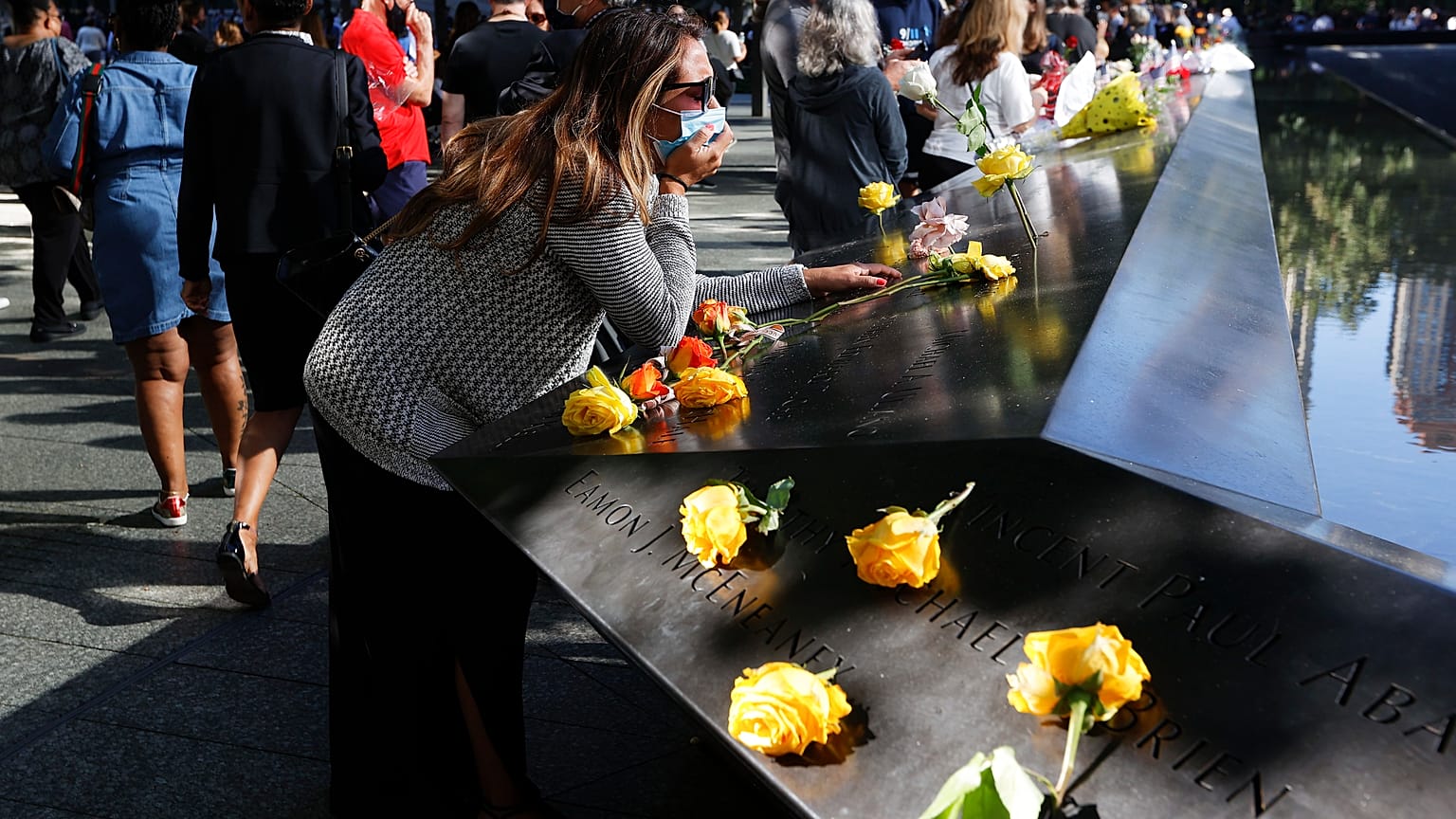 Une femme se recueille au mémorial du 11 septembre à New York lors de la cérémonie du 20ème anniversaire des attentats, New York le 11 septembre 2021