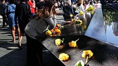 Une femme se recueille au mémorial du 11 septembre à New York lors de la cérémonie du 20ème anniversaire des attentats, New York le 11 septembre 2021