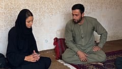موفدة يورونيوز إلى أفغانستان تتحدث مع مواطن أفغاني بالعاصمة كابول. 