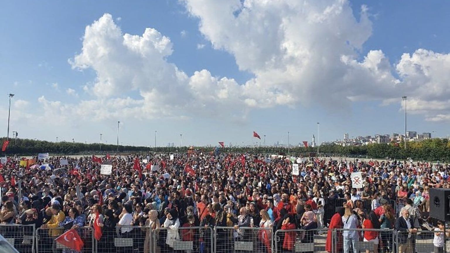 Aşı karşıtları İstanbul Maltepe'de buluştu