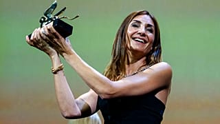 La réalisatrice Audrey Diwan recevant le Lion d'Or.
