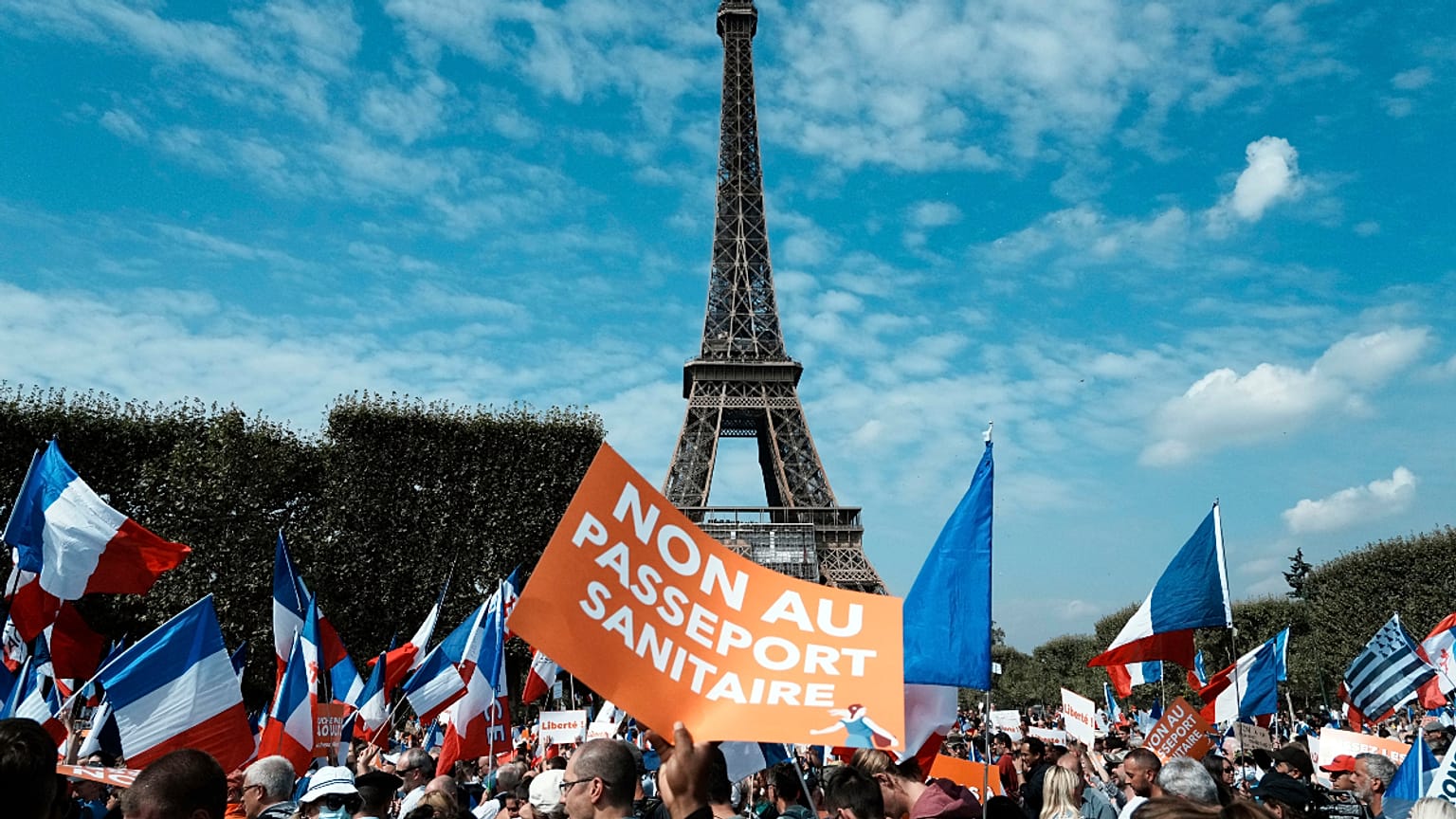 "Não ao certificado digital", lê-se num cartaz junto à Torre Eiffel