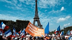 "Não ao certificado digital", lê-se num cartaz junto à Torre Eiffel