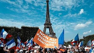 "Não ao certificado digital", lê-se num cartaz junto à Torre Eiffel