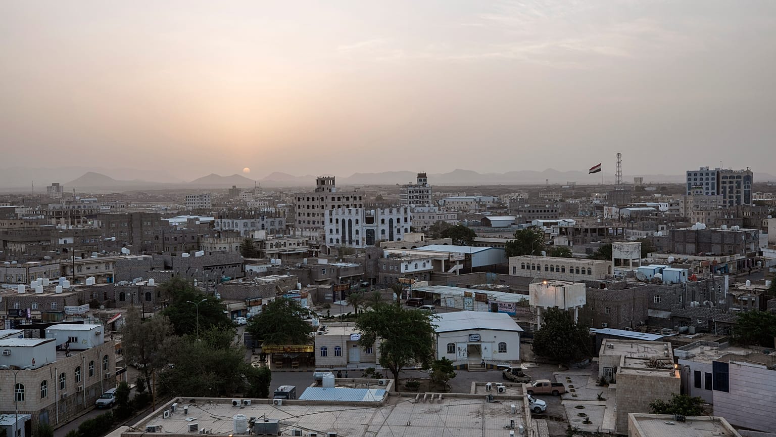 صورة لمدينة مأرب باليمن، التقطت الاثنين 21 حزيران/يونيو 2021 وتظهر في الخلفية الجبال حيث خط المواجهة الأكثر سخونة في الحرب الأهلية الطويلة بالبلاد