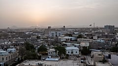 صورة لمدينة مأرب باليمن، التقطت الاثنين 21 حزيران/يونيو 2021 وتظهر في الخلفية الجبال حيث خط المواجهة الأكثر سخونة في الحرب الأهلية الطويلة بالبلاد