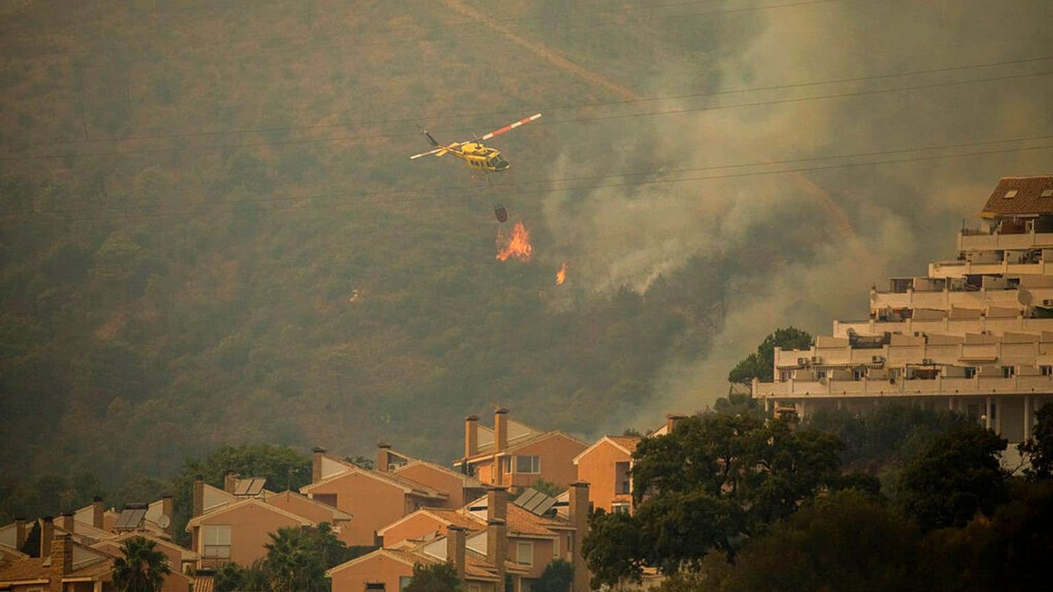 Πυροσβεστικό ελικόπτερο επιχειρεί στις μεγάλες δασικές πυρκαγιές στην Ανδαλουσία