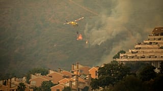 Πυροσβεστικό ελικόπτερο επιχειρεί στις μεγάλες δασικές πυρκαγιές στην Ανδαλουσία