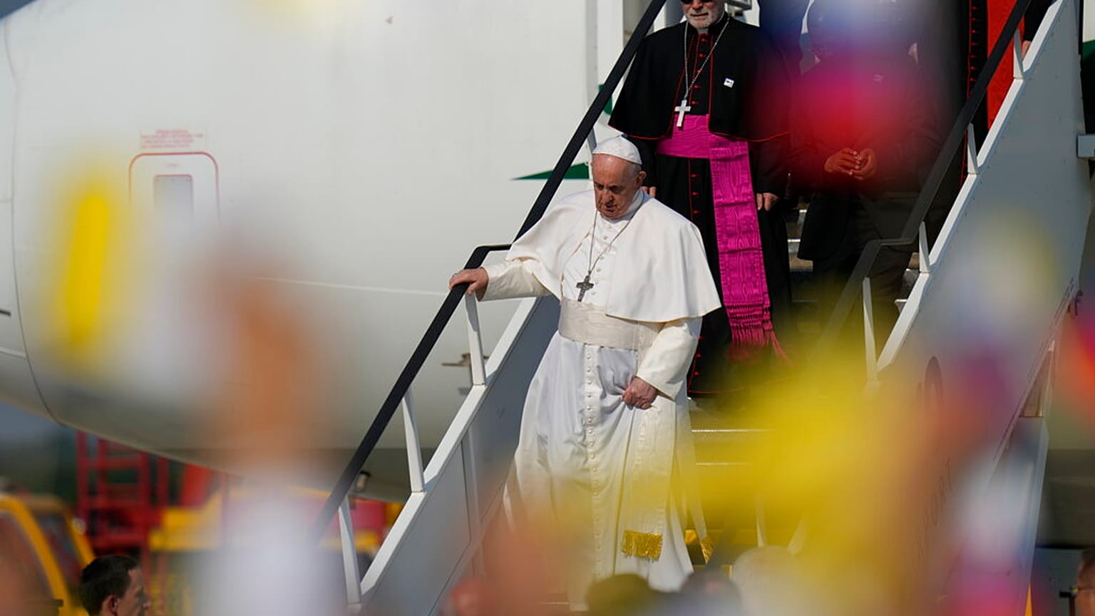 Le Pape François à la descente de son avion, le 12 septembre.