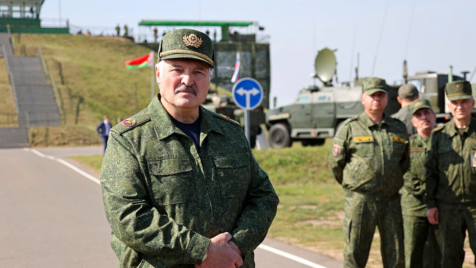 Lukaschenko will Waffen für 1 Milliarde Dollar von Putin kaufen