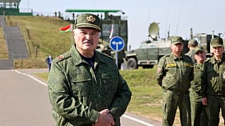 Alexandr Lukashenko durante su visita a las maniobras