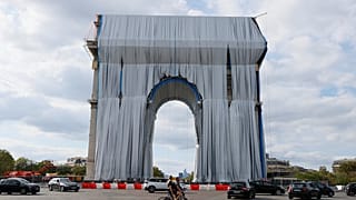  ویدئو؛ پارچه‌پیچ شدن طاق پیروزی در پاریس بر اساس طرح کریستو