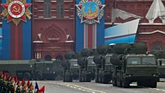 Rusya'nın başkenti Moskova'da Kızıl Meydanı'nda düzenlenen geçit töreninden geçen S-400 hava savunma sistemleri